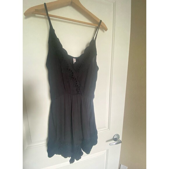 Xhiliration cute black fancy flowing lace trim summer romper medium loose fit - Picture 2 of 9